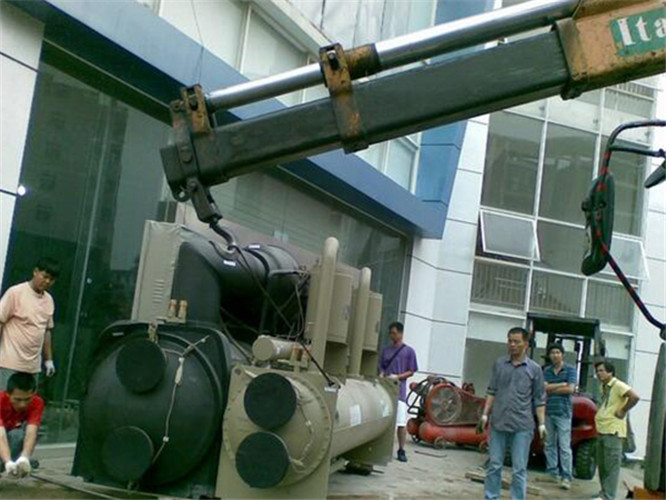 武鸣区随车吊和汽车吊的核心区别是什么？哪种更省钱？