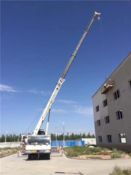 武鸣区“轻装强干”—— 吊车的 “轻量化臂架” 技术